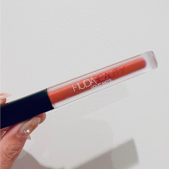 Huda Beauty Liquid Matte Ultra-Comfort Transfer-proof
Lipstick full Size - Picture 2 of 3